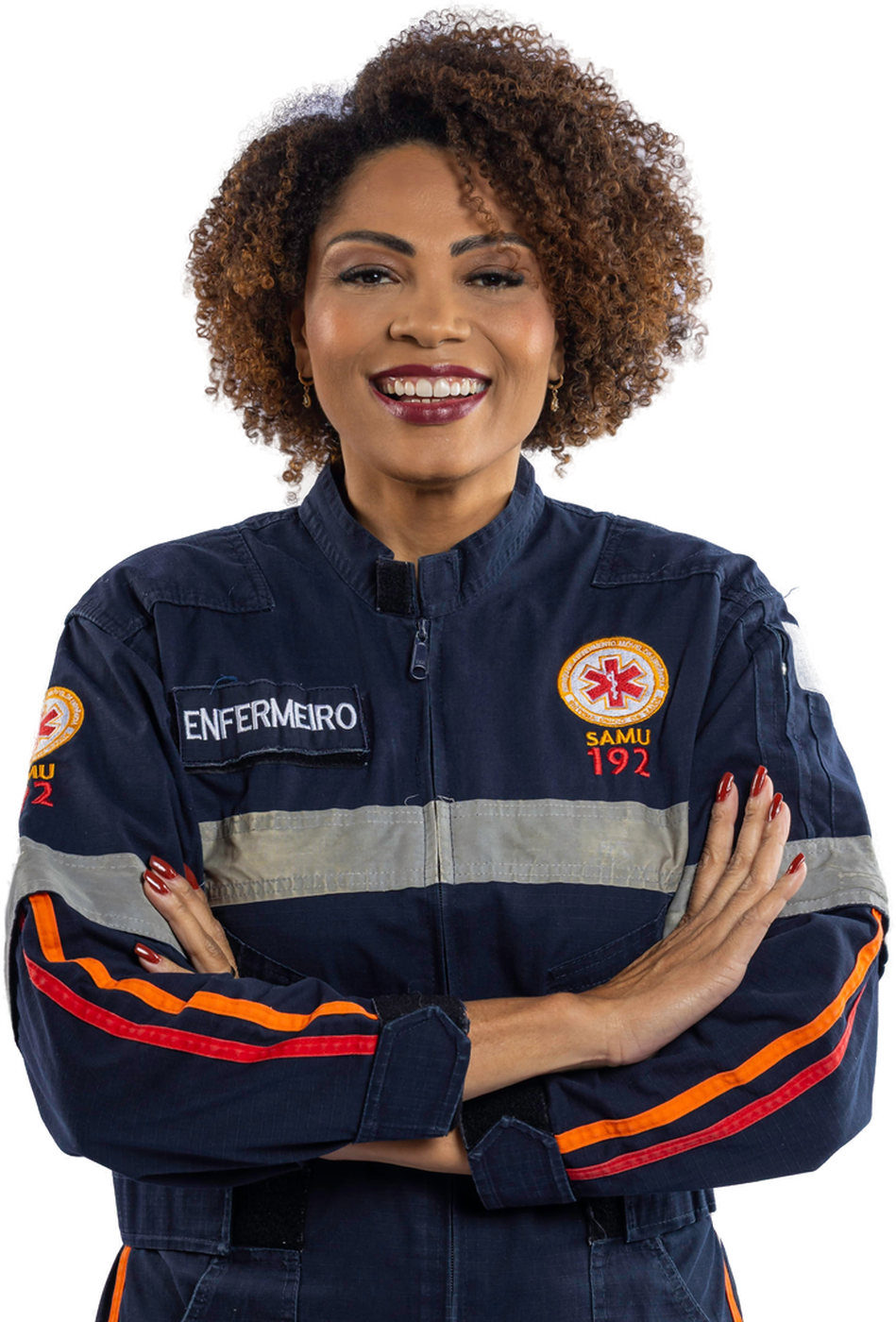 Erika de uniforme do SAMU, de braços cruzados
